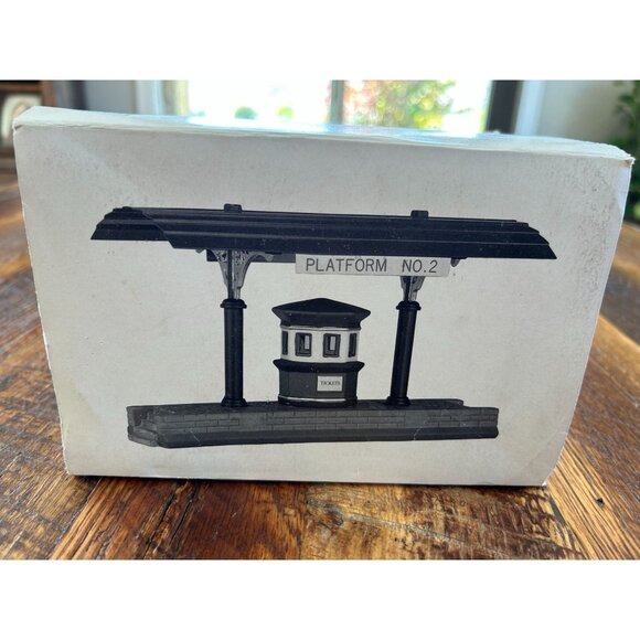 Heritage Village Collection Victoria Station Train Platform No.2 5575-1 Handpain - Picture 5 of 14